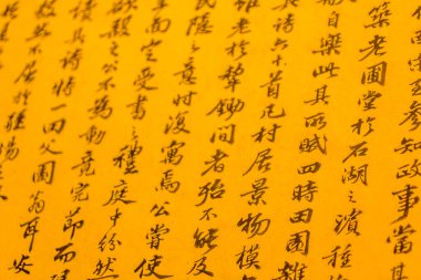 Sarı arkaplanı olan Çin logografları