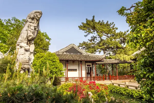 Çin 'de Şangay' da bir bahçe.