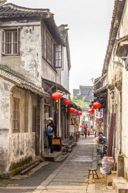 Suzhou, Çin - 4 Nisan 2011: Pazar caddesinde yürüyen turistler. Suzhou genellikle 