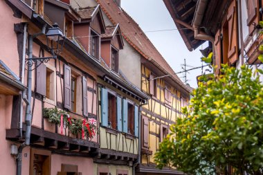 Eguisheim, Alsace, Fransa 'da tipik yarı keresteli evler