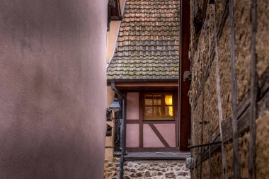 Eguisheim, Alsace, Fransa 'da tipik yarı keresteli evler