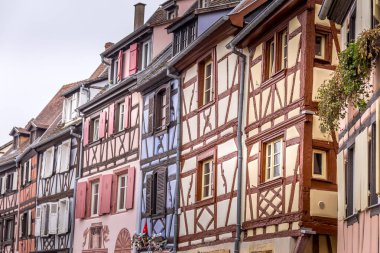 Colmar, Alsace, Fransa 'da tipik yarı keresteli evler