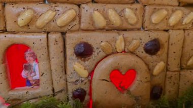 Riquewihr, Fransa - 03 Ocak 2025: Zencefilli çöreğin yaptığı animasyon Noel süsü. Köy Noel pazarı ve şarabıyla ünlüdür..