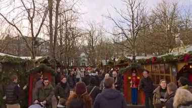 Baden-Baden, Almanya - 01 Ocak 2025: İnsanlar Noel pazarında yürüyor. Kara Orman 'ın ünlü pazarı Almanya' nın en ünlülerinden biridir..