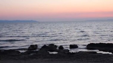 Okyanusun üzerinde güzel bir gün batımı.