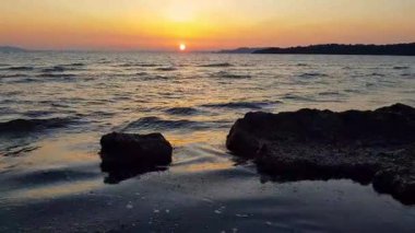 Okyanusun üzerinde bir gün batımı