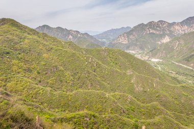 Juyongguan 'daki Çin Seddi' nin yanındaki mointains 'in havadan görünüşü.