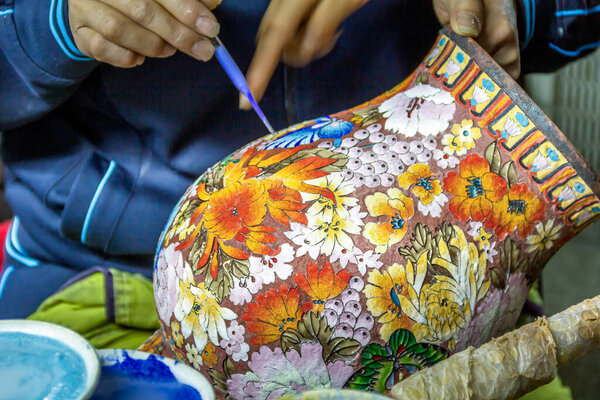 Пекин, Китай - 3 мая 2011 года: Человек работает над традиционной китайской вазой. Китайская керамика находится в разработке с додинастических времен и первая керамика была сделана в эпоху палеолита.