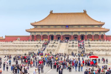 Pekin, Çin - 3 Mayıs 2011: Yasak Şehir Sarayı Müzesi 'nde yürüyen insanlar. Ünlü yer her yıl yaklaşık 8 milyon ziyaretçi alıyor..