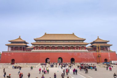 Pekin, Çin - 3 Mayıs 2011: Yasak Şehir Sarayı Müzesi 'nde yürüyen insanlar. Ünlü yer her yıl yaklaşık 8 milyon ziyaretçi alıyor..