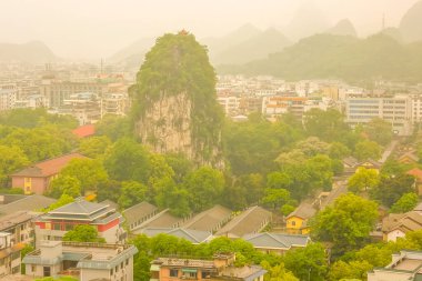 Yangshuo, Guilin, Çin 'de kaya oluşumu.