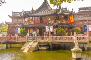 Şangay, Çin - 24 Nisan 2011: Yuyuan Bahçesi 'nde yürüyen insanlar. Ming Hanedanı döneminde inşa edilen anıt, 1982 yılında ulusal anıt ilan edildi..
