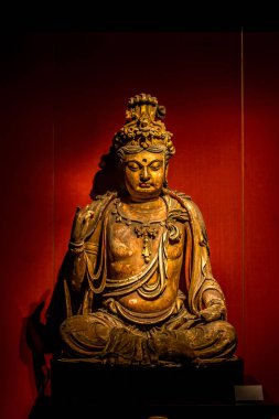 kırmızı bir arka plan ile Buda heykeli