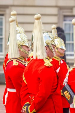 Londra, İngiltere - 13 Mayıs 2011: Majestelerinin Coldstream Piyade Alayı tarafından seslendirilen Muhafızların Değişimi. Kraliçe 'nin Muhafızları Buckingham Sarayı' nın ön cephesinde her gün değişiyor.