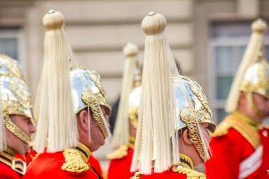 Londra, İngiltere - 13 Mayıs 2011: Majestelerinin Coldstream Piyade Alayı tarafından seslendirilen Muhafızların Değişimi. Kraliçe 'nin Muhafızları Buckingham Sarayı' nın ön cephesinde her gün değişiyor.