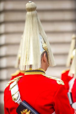Londra, İngiltere - 13 Mayıs 2011: Majestelerinin Coldstream Piyade Alayı tarafından seslendirilen Muhafızların Değişimi. Kraliçe 'nin Muhafızları Buckingham Sarayı' nın ön cephesinde her gün değişiyor.