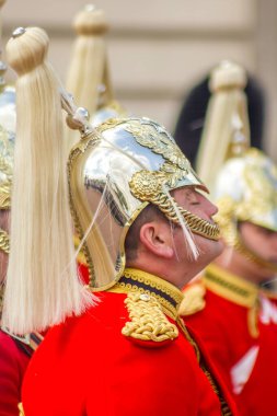 Londra, İngiltere - 13 Mayıs 2011: Majestelerinin Coldstream Piyade Alayı tarafından seslendirilen Muhafızların Değişimi. Kraliçe 'nin Muhafızları Buckingham Sarayı' nın ön cephesinde her gün değişiyor.