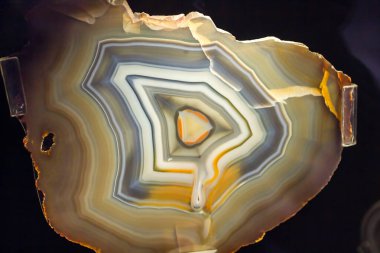 Büyük bir kaya parçası.