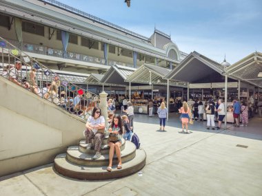 Porto, Portekiz - 11 Haziran 2025: Bolhao pazarında yürüyen insanlar. Geleneksel yer, taze ürünleriyle ünlü neoklasik bir binadır..