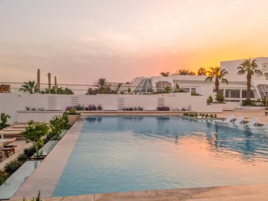 Deniz kenarında bir havuzda gün batımı