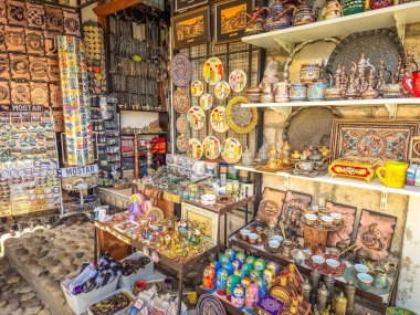 Mostar, Bosna-Hersek - 25 Temmuz 2025: Eski kasaba pazarında dükkan. Alışveriş alanı çeşitli sanat ve hediyelik eşyalarıyla ünlüdür..