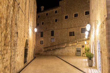 Geceleri Dubrovnik 'in arka sokaklarında Aziz Sebastian Kilisesi, Hırvatistan