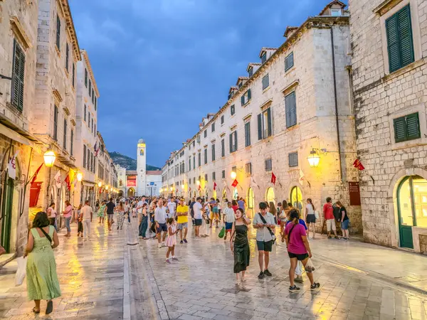 Dubrovnik, Hırvatistan - 26 Temmuz 2025: Stradun Caddesi 'nde yürüyen insanlar. Ana kireçtaşı kaldırımlı yaya sokağı Eski Şehir 'de yaklaşık 300 metre uzunluğunda..