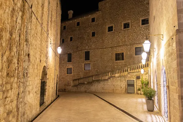 Geceleri Dubrovnik 'in arka sokaklarında Aziz Sebastian Kilisesi, Hırvatistan