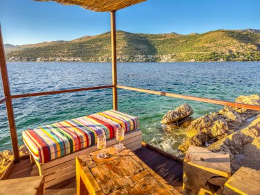 Arka planda Daksa adası, Hırvatistan 'ın Dubrovnik plajı