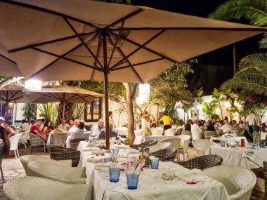 Hammamet, Tunus - 02 Eylül 2022: Chez Achour restoranında yemek yiyen insanlar. Burası Akdeniz ve Tunus mutfağıyla ünlüdür..