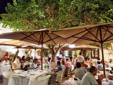 Hammamet, Tunus - 02 Eylül 2022: Chez Achour restoranında yemek yiyen insanlar. Burası Akdeniz ve Tunus mutfağıyla ünlüdür..