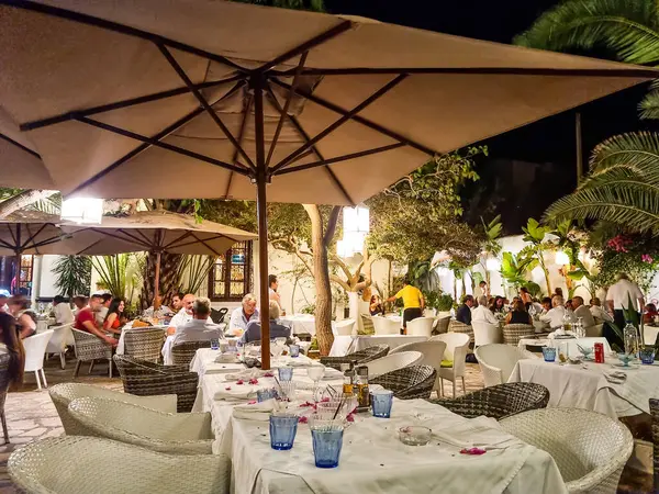 Hammamet, Tunus - 02 Eylül 2022: Chez Achour restoranında yemek yiyen insanlar. Burası Akdeniz ve Tunus mutfağıyla ünlüdür..