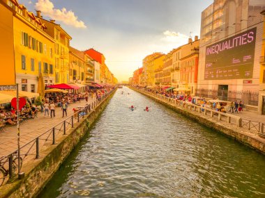 Milan, İtalya - 26 Mayıs 2025: Tessin nehri kıyısındaki Naviglio Grande bölgesinde yürüyen insanlar. Bölge restoranları ve gece hayatıyla ünlüdür..