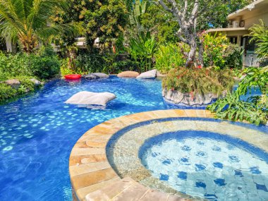 Bali, Endonezya 'da bir otelde yüzme havuzu.