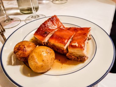 Madrid 'den tipik domuz eti, Cochinillo olarak bilinir.