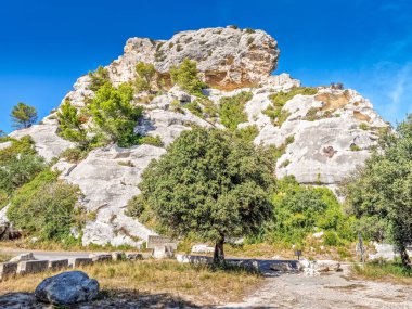 Fransa 'nın güneyindeki Les-Beaux-de-Provence' de Les Baux denilen dağlar.