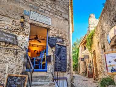 Les Baux-de-Provence, Fransa - 01 Ekim 2023: Eski kasabadaki sokakları görmek. Köy Fransa 'nın güneyindeki Alpilles dağlarında yer almaktadır..
