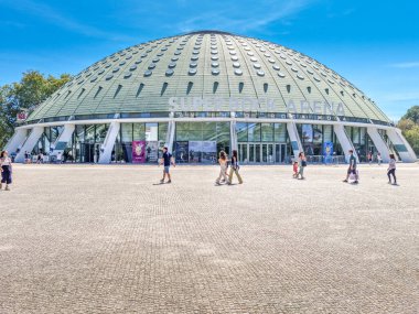 Porto, Portekiz - 16 Ağustos 2023: Kristal Sarayda yürüyen insanlar (O Palacio de Cristal). Londra 'daki Kristal Saray' dan esinlenildi..