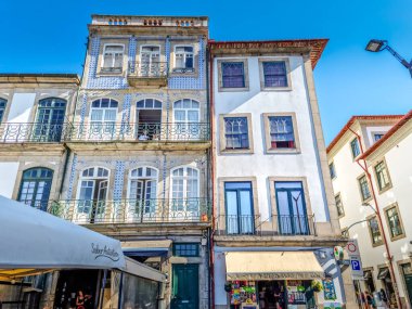 Porto, Portekiz - 11 Ağustos 2023: Vila Nova de Gaia 'daki geleneksel binalar. Dar kaldırımlı caddelerin bulunduğu bölge klasik Portekiz mutfağı sunan bar ve restoranlarla dolu..