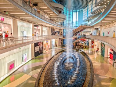 Porto, Portekiz - 9 Ağustos 2023: Alameda Alışveriş Merkezi 'nde yürüyen insanlar. Alışveriş merkezi şehrin kuzeydoğusundaki Antas bölgesinde Dragao Stadyumu 'nun önünde yer almaktadır..