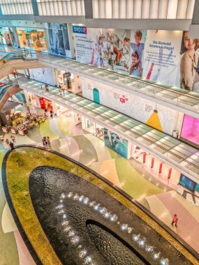 Porto, Portekiz - 9 Ağustos 2023: Alameda Alışveriş Merkezi 'nde yürüyen insanlar. Alışveriş merkezi şehrin kuzeydoğusundaki Antas bölgesinde Dragao Stadyumu 'nun önünde yer almaktadır..