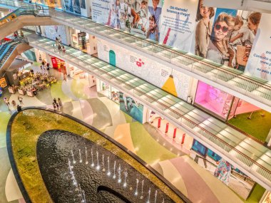 Porto, Portekiz - 9 Ağustos 2023: Alameda Alışveriş Merkezi 'nde yürüyen insanlar. Alışveriş merkezi şehrin kuzeydoğusundaki Antas bölgesinde Dragao Stadyumu 'nun önünde yer almaktadır..