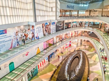 Porto, Portekiz - 9 Ağustos 2023: Alameda Alışveriş Merkezi 'nde yürüyen insanlar. Alışveriş merkezi şehrin kuzeydoğusundaki Antas bölgesinde Dragao Stadyumu 'nun önünde yer almaktadır..