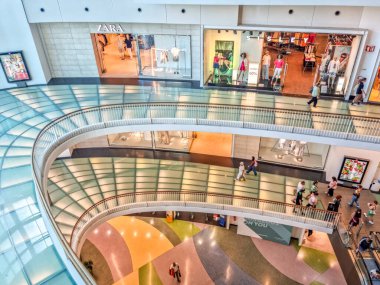 Porto, Portekiz - 9 Ağustos 2023: Alameda Alışveriş Merkezi 'nde yürüyen insanlar. Alışveriş merkezi şehrin kuzeydoğusundaki Antas bölgesinde Dragao Stadyumu 'nun önünde yer almaktadır..