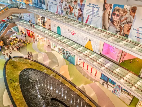 Porto, Portekiz - 9 Ağustos 2023: Alameda Alışveriş Merkezi 'nde yürüyen insanlar. Alışveriş merkezi şehrin kuzeydoğusundaki Antas bölgesinde Dragao Stadyumu 'nun önünde yer almaktadır..