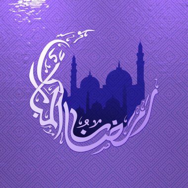 Hilal Ay 'da Ramazan Kareem' in Arapça Kaligrafi Minareler ve Mor Soyut Poligon Deseni.