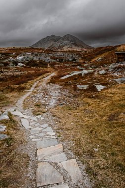 Norveç 'teki Rondane Ulusal Parkı' nın sonbahar manzarası Smuksjoseter Fjellstue 'den Peer Gynt Hytta' ya uzanır.