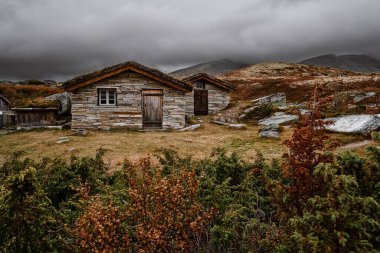 Norveç 'teki Rondane Ulusal Parkı' nın sonbahar manzarası, Peer Gynt hytta