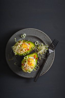 pişmiş yumurta avokado taze soğan ve Yonca filizi