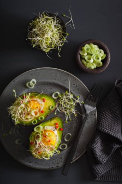 pişmiş yumurta avokado taze soğan ve Yonca filizi
